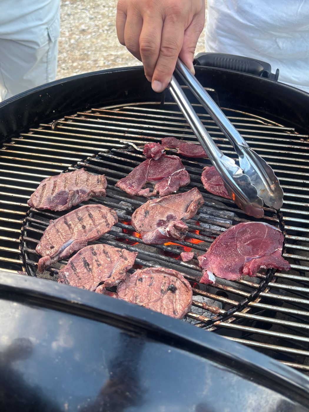 グリルで焼かれる鹿肉