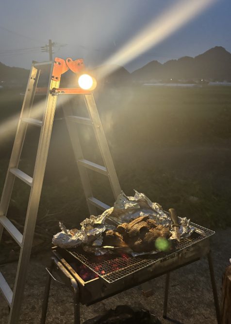 夕暮れの加茂谷で鹿肉を焼くバーベキュー