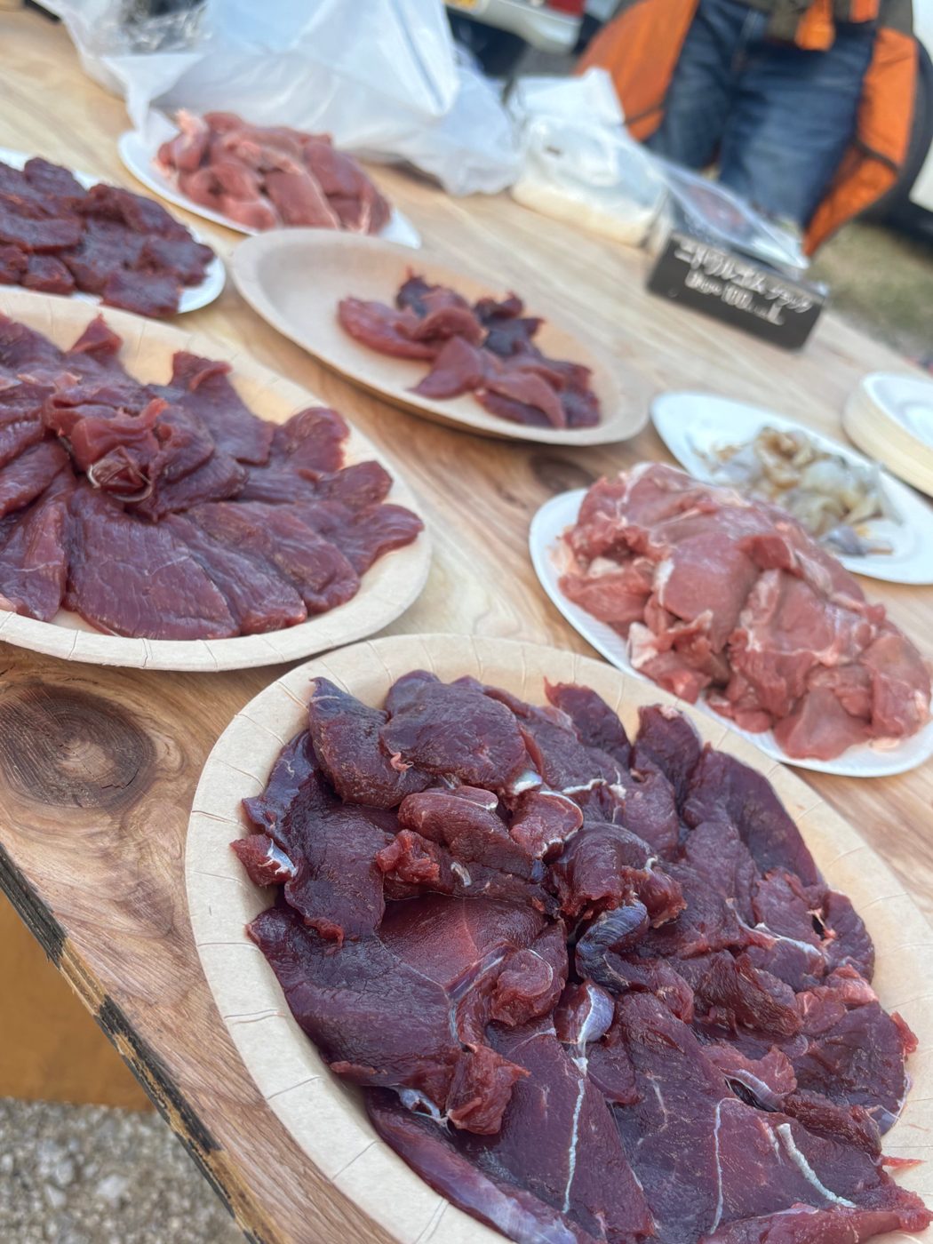 皿に盛られた鹿肉